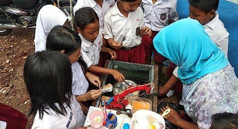 Pemuda ini Ciptakan Robot Untuk Bantu Ibunya Berjualan, Videonya Viral