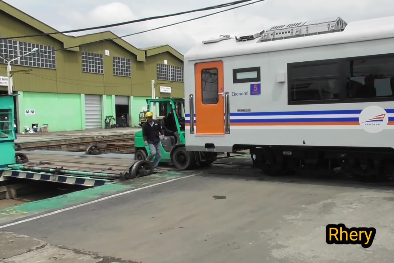 &#91;COC Regional : Lokasi Wisata&#93; Wisata Industri KERETA API di Madiun