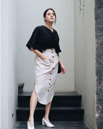 10 Ide Tampil Stylish dengan Rok Ala Alice Norin, Kece Abis!