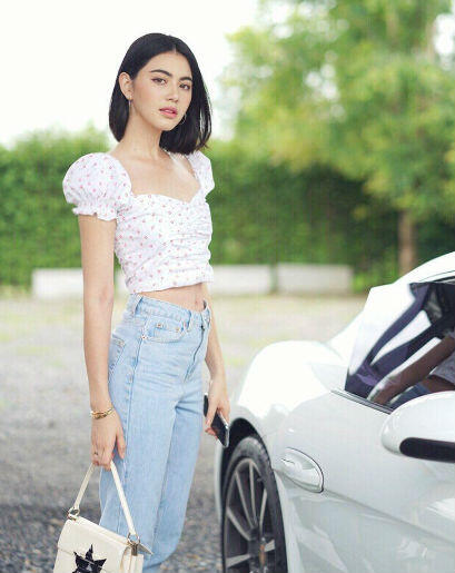 9 Inspirasi OOTD ala Davika Hoorne, Hantu Nak dalam Film Pee Mak