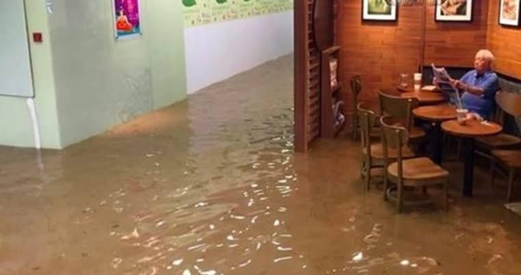 Viral Anak Muda Dan Nenek-Nenek Main Tik Tok Waktu Banjir
