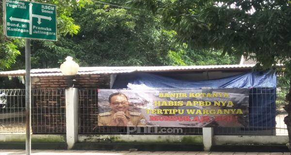 Muncul Spanduk Meminta Anies Mundur Gara-Gara Banjir