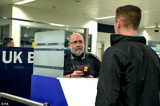 Benarkah Semua Petugas Imigrasi di Bandara Gak Punya Senyum?