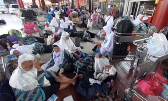 Jamaah Umrah Menumpuk di Bandara Soetta Pasca-Penutupan Penerbangan ke Arab Saudi