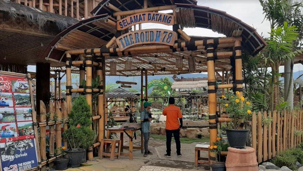 &#91;COC Regional : Makanan&#93; Cafe Sawah Pujonkidul Malang, Sensasi Makan di Kaki Gunung