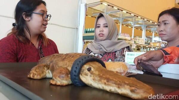 Memproduksi Roti Buaya Berkalung Ban, Pengusaha Roti ini Kebanjiran Pelanggan!
