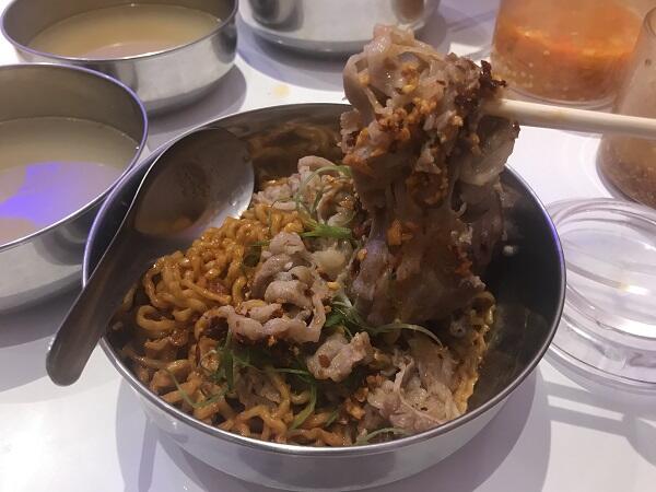 Wo Ai Mie, Bakmi Nikmat dengan Topping Ayam Hainan. Auto Cinta!