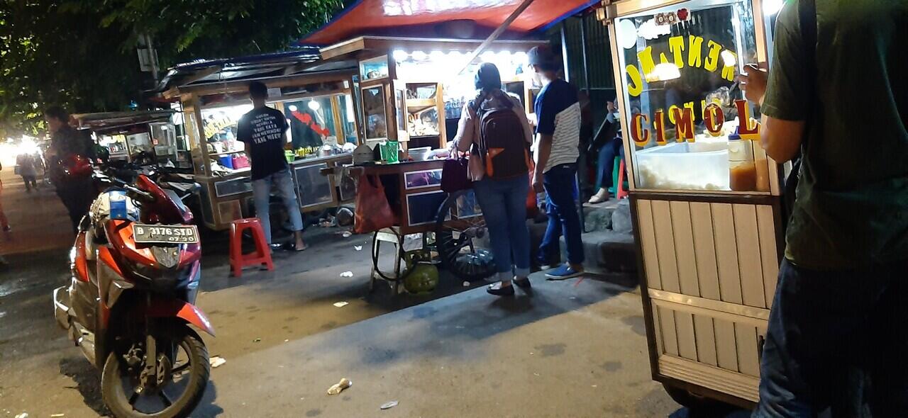 Menikmati Jajanan Malam di Stasiun Tebet, Ada Live Musiknya Gan!