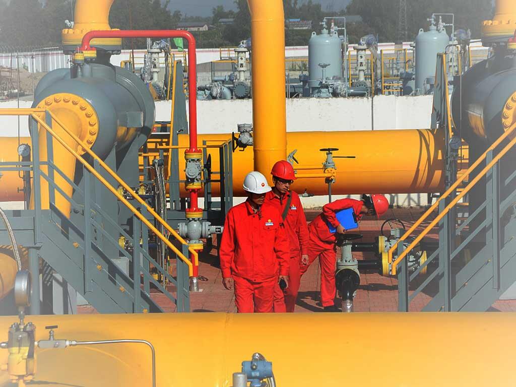 WABAH CORONA MAKIN MENCOLOK, HARGA MINYAK TAMBAH ANJLOK