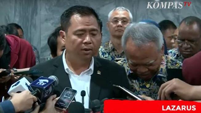 Momen Menteri Basuki Cekikikan Tak Kuat Menahan Tawa Dengar 'Naturalisasi'