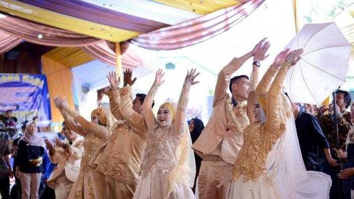 Langka, Ibu dan 3 Putrinya Resepsi Nikah Serentak, Seperti Apa Keseruannya?