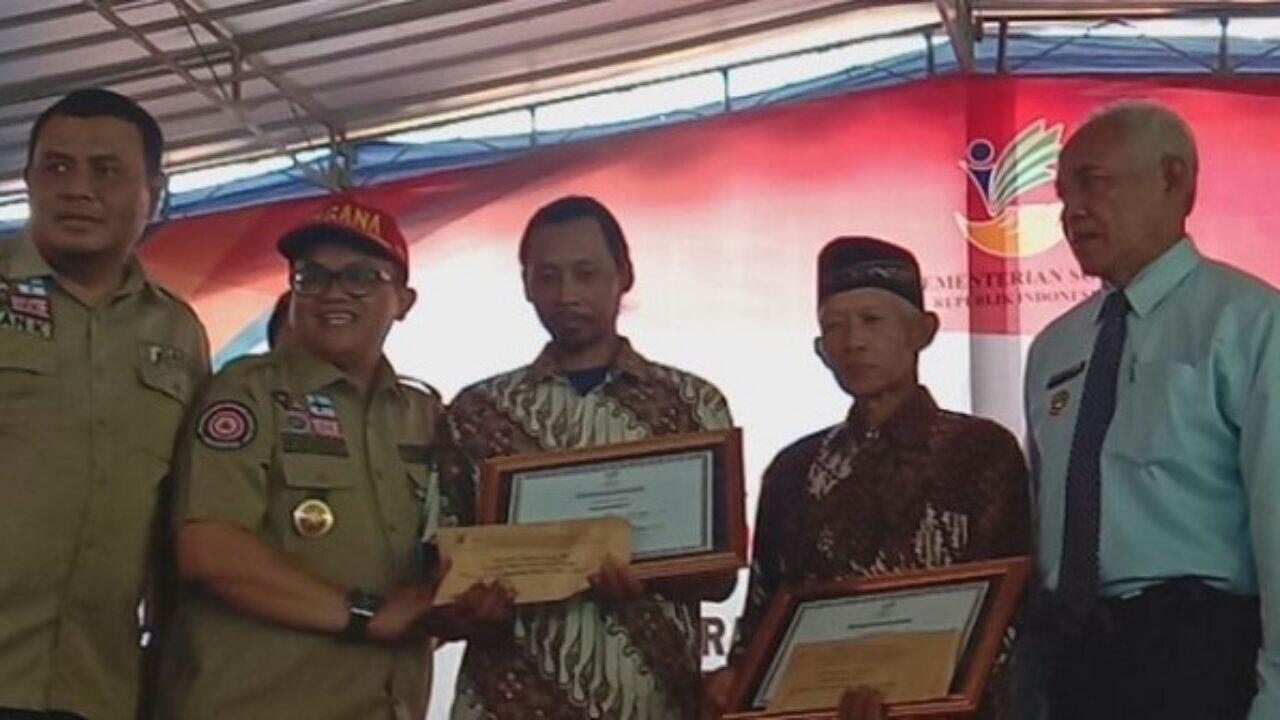 Kodir dan Mbah Diro Penyelamat Puluhan Siswa Hanyut di Sungai Dapat Penghargaan