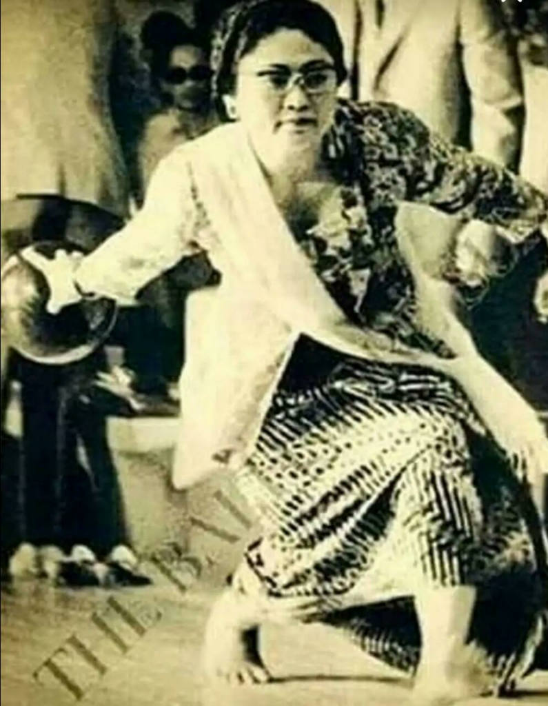 Raden Ayu Siti Hartinah; Dari Istana Mangkunegaran Melangkah Ke Istana Negara