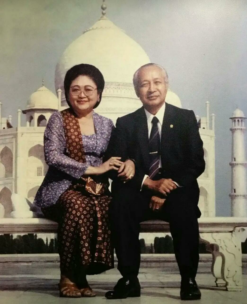 Raden Ayu Siti Hartinah; Dari Istana Mangkunegaran Melangkah Ke Istana Negara