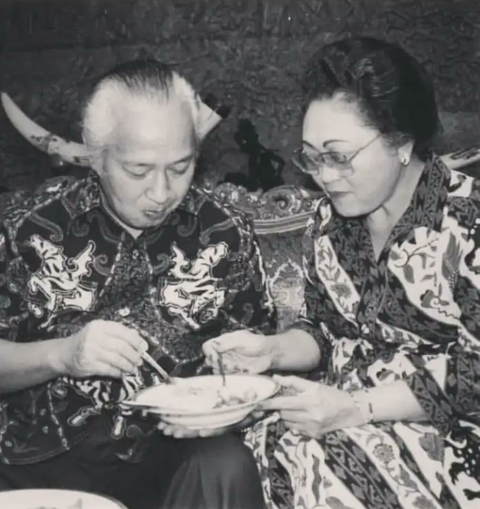 Raden Ayu Siti Hartinah; Dari Istana Mangkunegaran Melangkah Ke Istana Negara