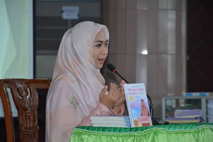 Okky Setiana Dewi, Ustazah Muda Yang Sangat Menginspirasi