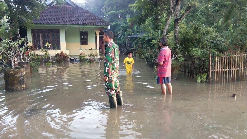 Sejumlah Desa Di Lumajang Banjir, Warga Berusaha Selamatkan Hewan Ternak!