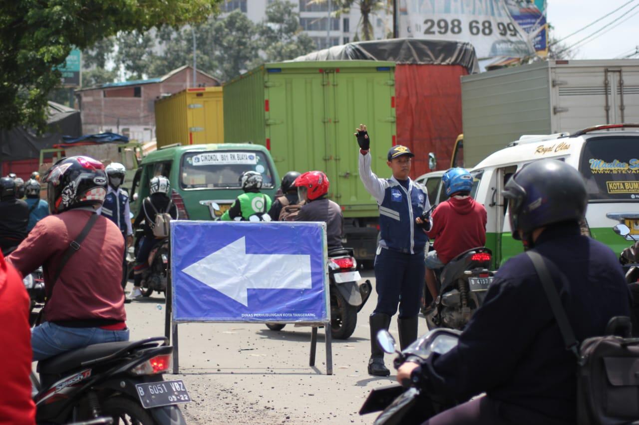 Kemacetan Terjadi Imbas Perbaikan Jalan Daan Mogot KM 19,6 Yang Ambles