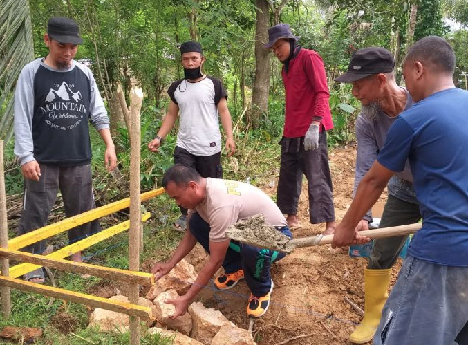 Polisi Kendari Gotong Royong Membangun Rumah Baca Al Qur'an