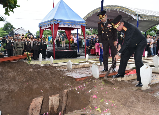 Kapolda Jatim Pimpin Pemakaman Pahlawan Polri Yang Gugur Sebagai Syahid