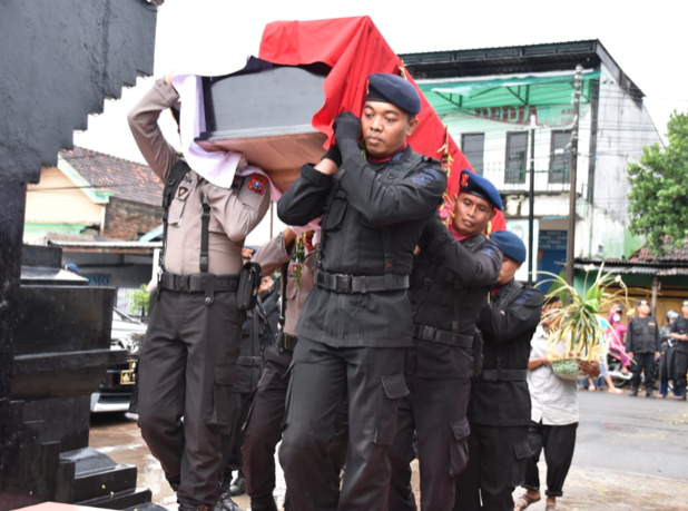Kapolda Jatim Pimpin Pemakaman Pahlawan Polri Yang Gugur Sebagai Syahid