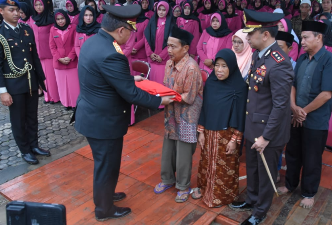 Kapolda Jatim Pimpin Pemakaman Pahlawan Polri Yang Gugur Sebagai Syahid