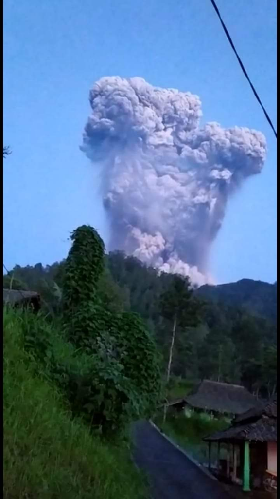 Gunung Merapi Erupsi; Banyakin Doa dan Lakukan Beberapa Hal Berikut Ini!