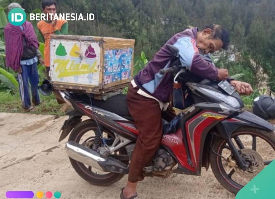 Bikin Sedih! Penjual Es Keliling Ini Tiba-tiba Meninggal di Atas Motor