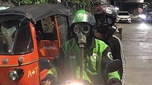 Kisah Nyata, Masker Mahal Kang Ojol Dan Reporter Inipun Pakai Masker Gas