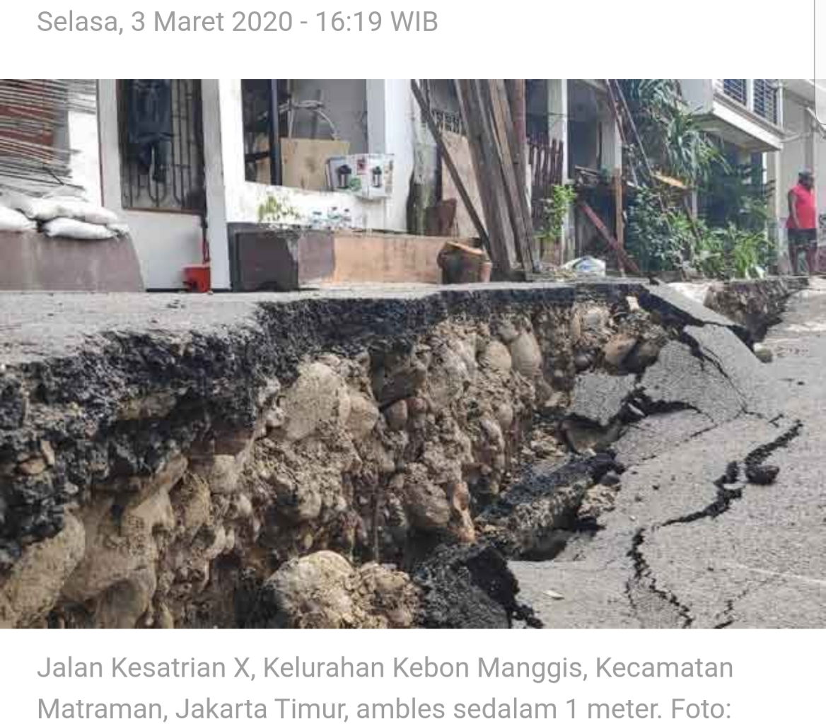Jalan Kesatrian Matraman Jaktim Ambles Akibat Luapan Kali Ciliwung