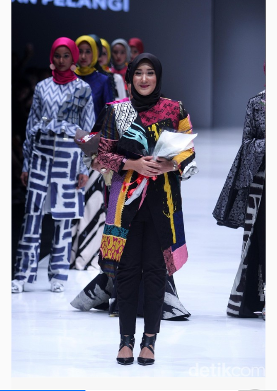 Sosok Dian Pelangi, Inspirasi Busana Muslimah yang Mendunia
