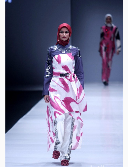 Sosok Dian Pelangi, Inspirasi Busana Muslimah yang Mendunia