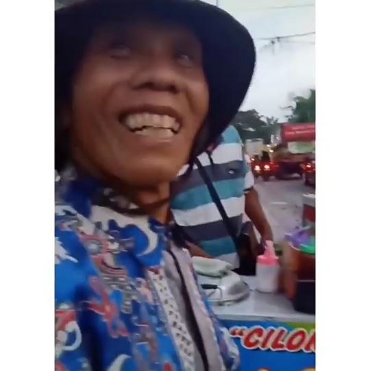 Pemuda Tampan Sita Perhatian Netizen, Tindakan Baik Berbagi Masker di Jalanan!