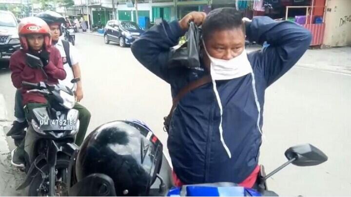 Pria di Wajo Rela Pakai Masker Hijab untuk Lindungi Diri dari Virus Korona