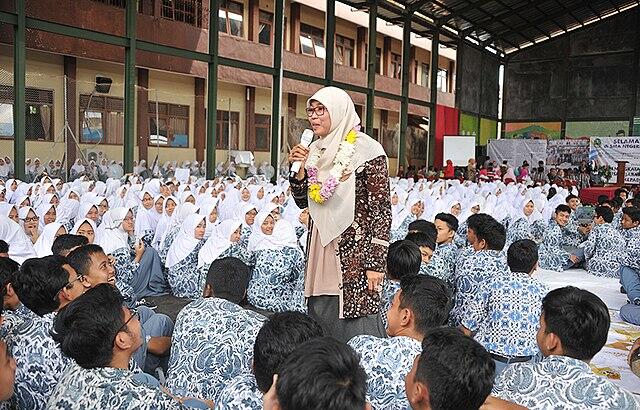Sederhana dan Banyak Prestasi, Ibu Netty Prasetiyani Inspirasiku