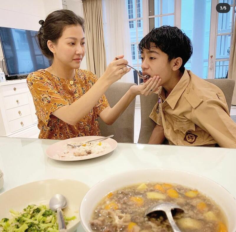 Belajar Kesederhanaan dan Ketulusan pada Sarwendah Tan