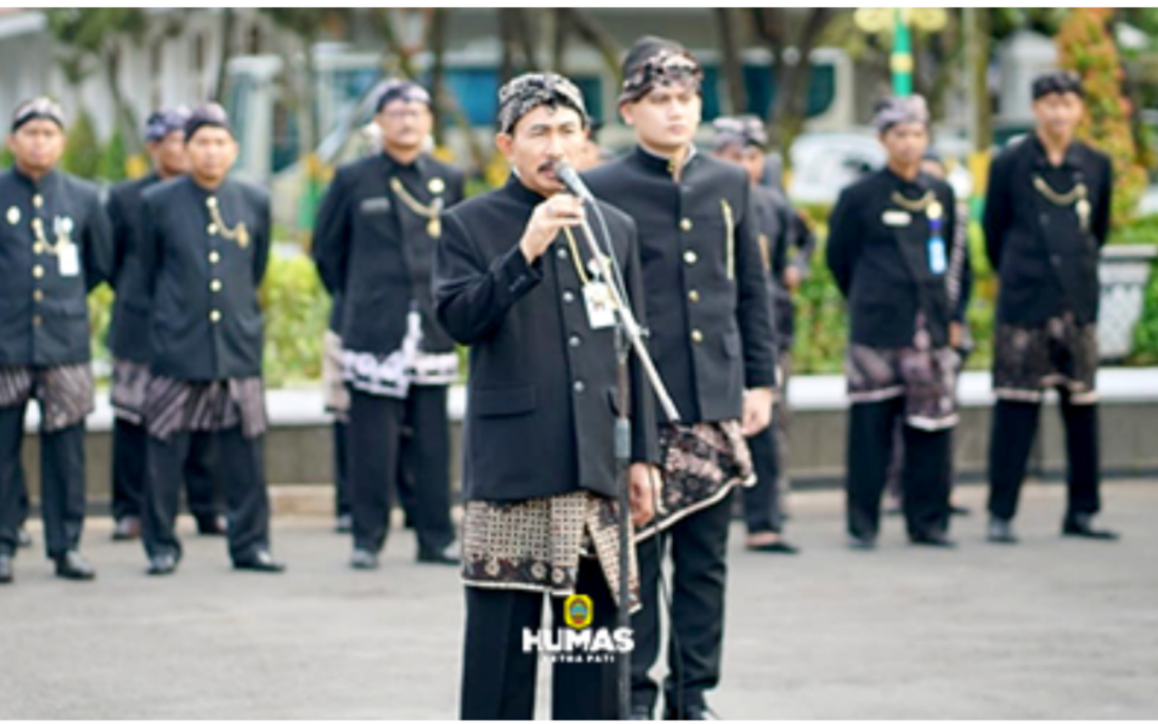 &#91;COC Regional: Kebudayaan&#93; Masyarakat di Daerah Ini Memakai Pakaian Adat Saat Bekerja