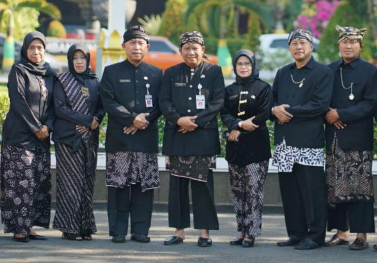 &#91;COC Regional: Kebudayaan&#93; Masyarakat di Daerah Ini Memakai Pakaian Adat Saat Bekerja