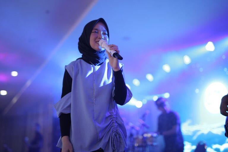 Sosok Vokalis Perempuan Dengan Suara Yang Sangat Merdu Siapakah Dia?? Yuk Kepoin!!