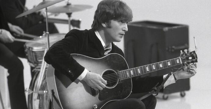 Gitar John Lennon Laku 400 Ribu Pound, Inilah 5 Barang Artis dengan Harga Fantastis