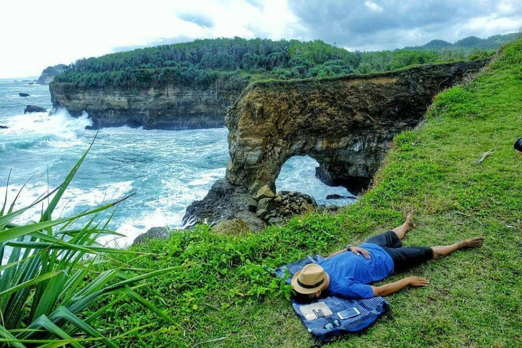 &#91;COC Regional : Lokasi Wisata&#93; Pantai KarangBolong yang ciamik di pacitan