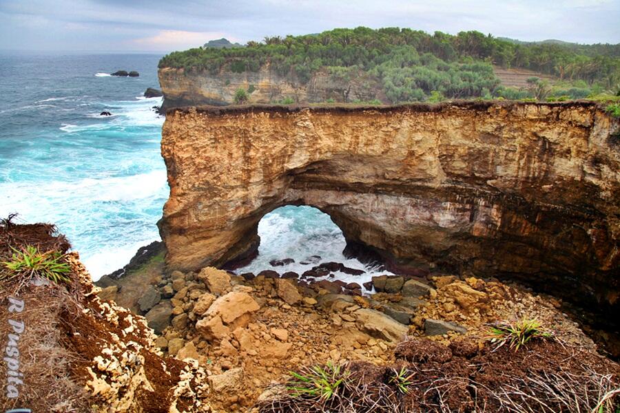 &#91;COC Regional : Lokasi Wisata&#93; Pantai KarangBolong yang ciamik di pacitan
