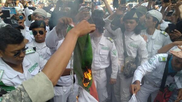 Kecewa Tak Ditemui Pihak Kedubes, Massa FPI Bakar Bendera India

