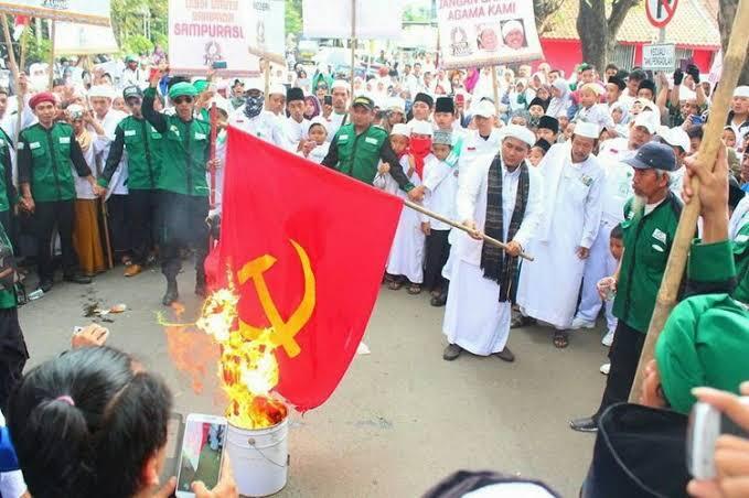 Kecewa Tak Ditemui Pihak Kedubes, Massa FPI Bakar Bendera India

