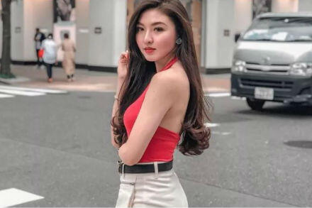 Pakai Tank Top Merah, Senyumnya Ruth Stefanie Bikin Gagal Fokus