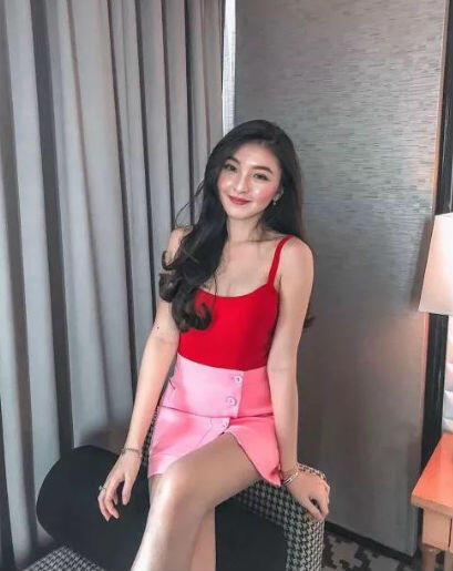 Pakai Tank Top Merah, Senyumnya Ruth Stefanie Bikin Gagal Fokus