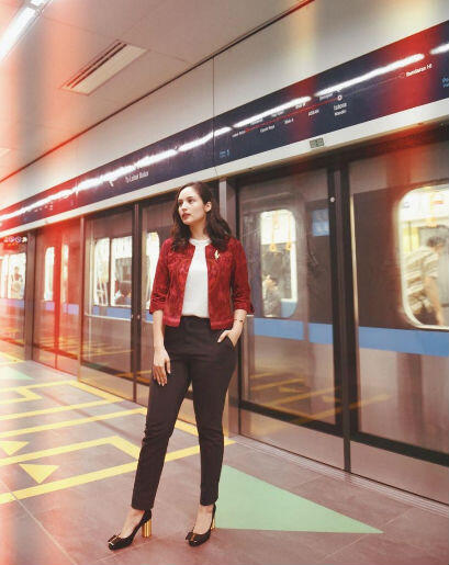 14 Adu Gaya Artis Saat Naik MRT, Semuanya Kece dan Hits!