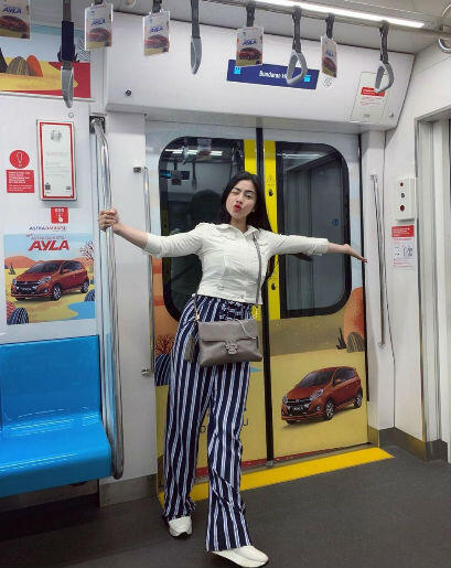 14 Adu Gaya Artis Saat Naik MRT, Semuanya Kece dan Hits!