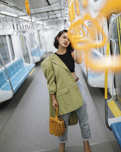 14 Adu Gaya Artis Saat Naik MRT, Semuanya Kece dan Hits!