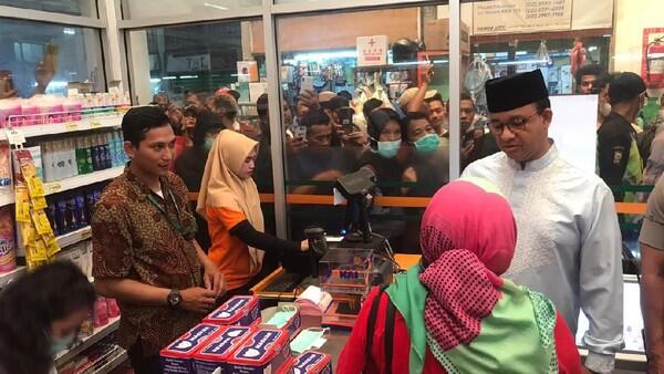 Datangi Pasar Pramuka, Anies Harap Operasi Pasar Bisa Turunkan Harga Masker